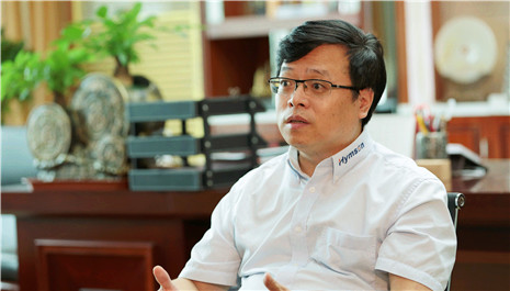 圖為海目星董事長(zhǎng)趙盛宇接受《新能源1+1》視頻人物專訪節(jié)目組采訪