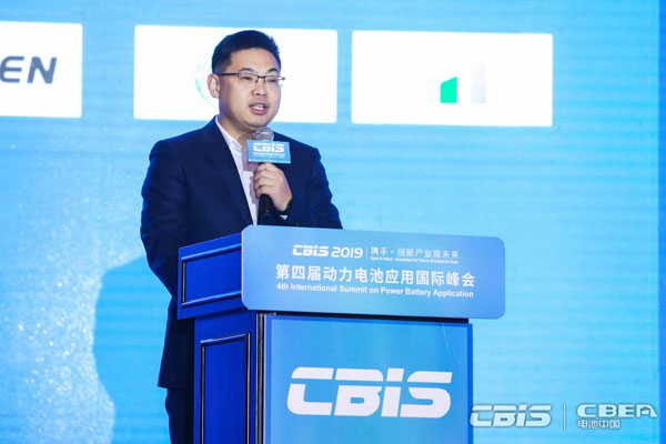 蜂巢能源科技有限公司總經(jīng)理?xiàng)罴t新主持會議