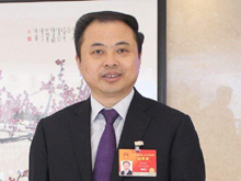 全國人大代表、天能集團(tuán)張?zhí)烊危航ㄗh優(yōu)化鉛蓄電池產(chǎn)業(yè)財(cái)稅政策