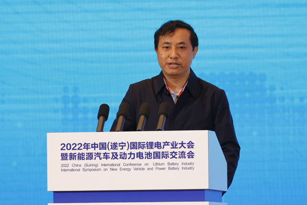 中國(guó)化學(xué)與物理電源行業(yè)協(xié)會(huì)動(dòng)力電池應(yīng)用分會(huì)研究中心總經(jīng)理周波發(fā)布《全球鋰電產(chǎn)業(yè)供需白皮書(shū)》